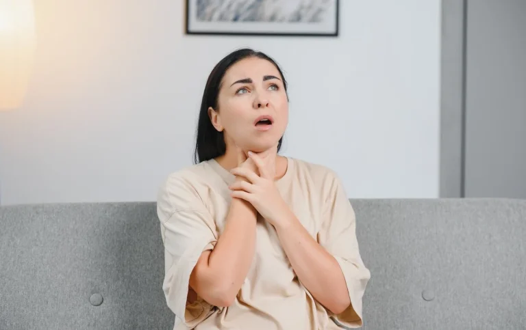 Dilin Boğaza Kaçması Nedir Hangi Hastalıkların Belirtisi Olabilir